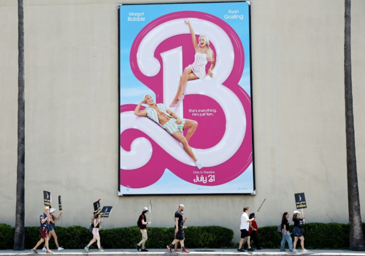 Il doppio sciopero di attori e scrittori a Hollywood ha ridotto parte della promozione del film "Barbie", ma il blitz di marketing è più caldo che mai
