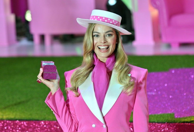 Margot Robbie ha abbracciato diversi look iconici di Barbie per la promozione del film