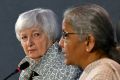 Il segretario al Tesoro degli Stati Uniti Janet Yellen (L) ascolta il ministro delle finanze indiano Nirmala Sitharaman durante una conferenza stampa in occasione di una riunione del G20 dei capi delle finanze e delle banche centrali