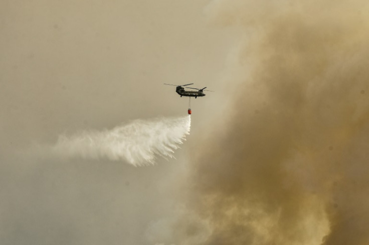 I vigili del fuoco hanno combattuto gli incendi in alcune parti della Grecia