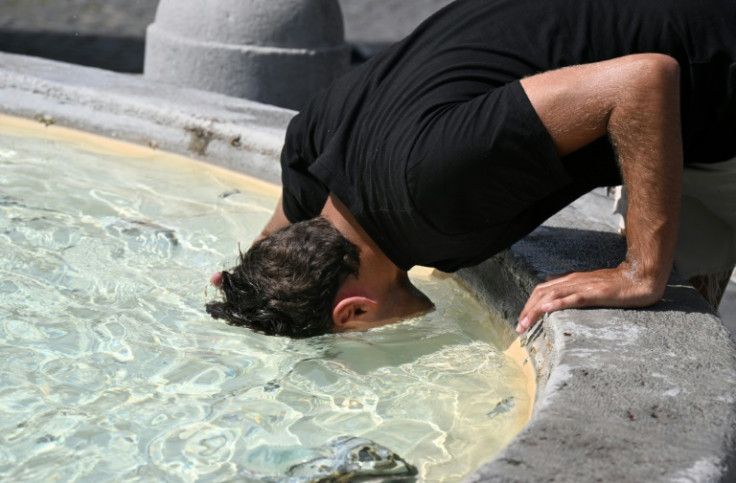 Un uomo si rinfresca a una fontana a Roma mentre l&#39;Europa si prepara a nuove alte temperature