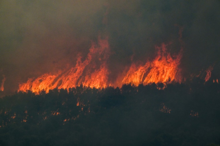 L&#39;aumento delle temperature ha reso difficili gli sforzi per contenere gli incendi fuori Atene