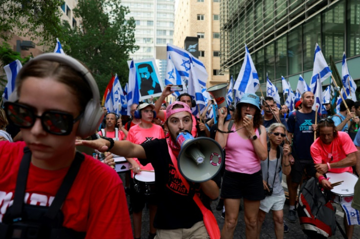 Manifestanti davanti alla borsa di Tel Aviv in una &#39;giornata di resistenza&#39; contro la riforma giudiziaria del governo israeliano