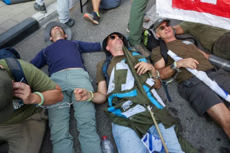 I manifestanti israeliani bloccano diverse strade e un ingresso al quartier generale dell&#39;esercito a Tel Aviv