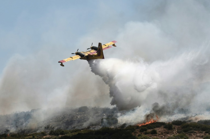 Centinaia di vigili del fuoco stanno combattendo le fiamme in Grecia mentre un&#39;ondata di caldo cuoce gran parte del Mediterraneo