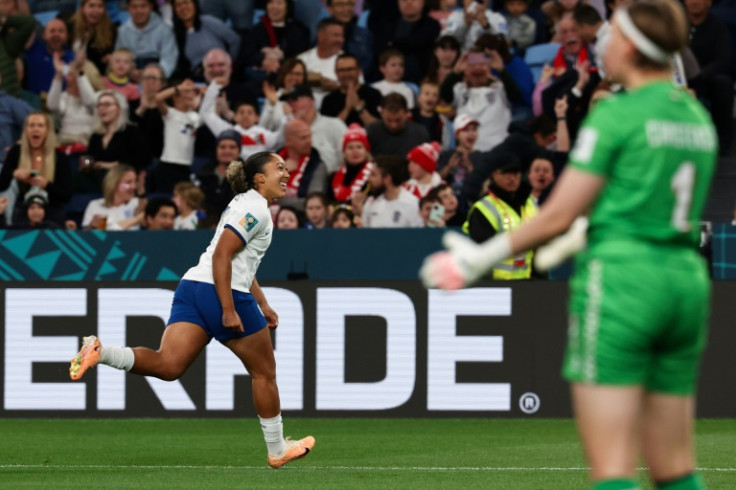 Lauren James scappa per festeggiare dopo aver segnato per l&#39;Inghilterra contro la Danimarca