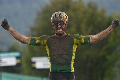 Inferno fangoso! Il brasiliano Henrique Avancini festeggia la vittoria in mountain bike