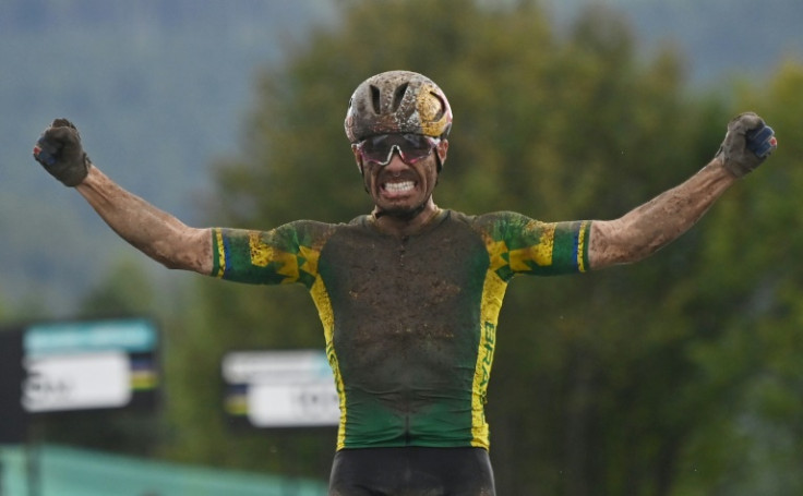 Inferno fangoso! Il brasiliano Henrique Avancini festeggia la vittoria in mountain bike