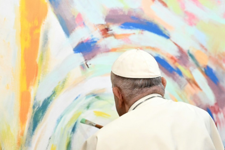 A Cascais, Papa Francesco ha dato gli ultimi ritocchi a un murale presso la fondazione educativa Scholas Occurentes