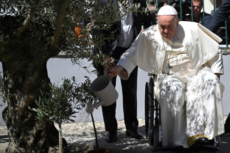 Prima di congedarsi il papa ha annaffiato un ulivo, simbolo di pace, nel patio della fondazione