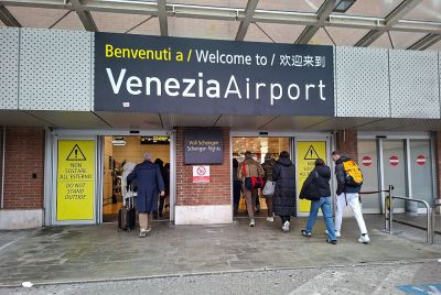 ARCHIVIO — I viaggiatori entrano nell'area voli Schengen a Venezia