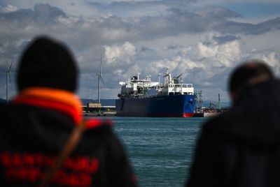 Alcune persone osservano la nave gasiera GNL Golar Tundra