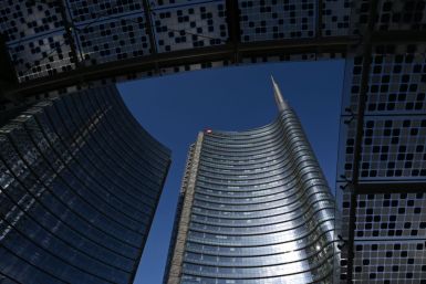 La sede di UniCredit a Milano. La banca è in attesa dell'autorizzazione della BCE