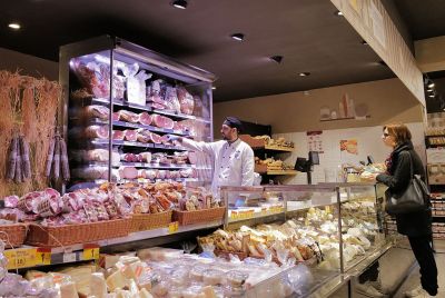Shoppers in Italy. Real wages remain 6.1% below their 2021