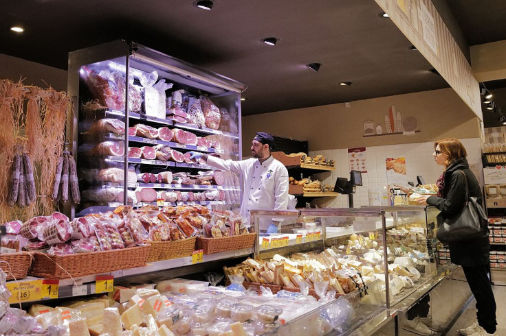 Shoppers in Italy. Real wages remain 6.1% below their 2021
